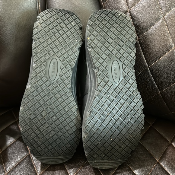 HISEA Men's Leather Non Slip Food Service Shoes Just try it , it didn’t fit - Picture 5 of 5